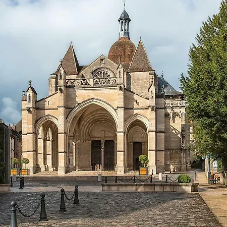 Maison A Beaune (Cote d'Or)